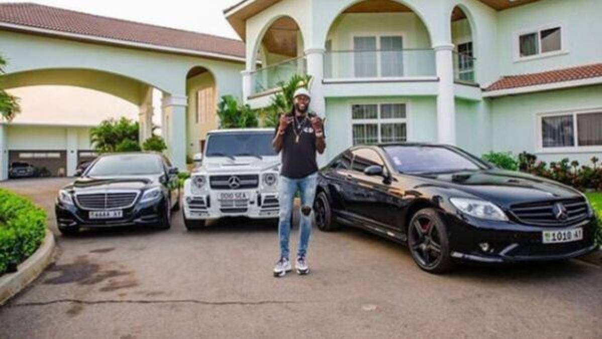 La lujosa mansión de Adebayor que alberga una colección millonaria de coches