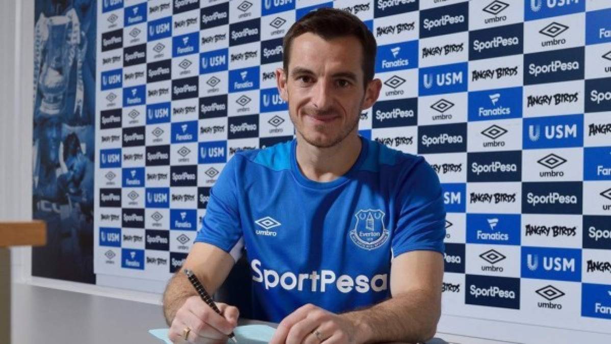 El lateral izquierdo inglés Leighton Baines renueva por una temporada con el Everton de la Premier League.