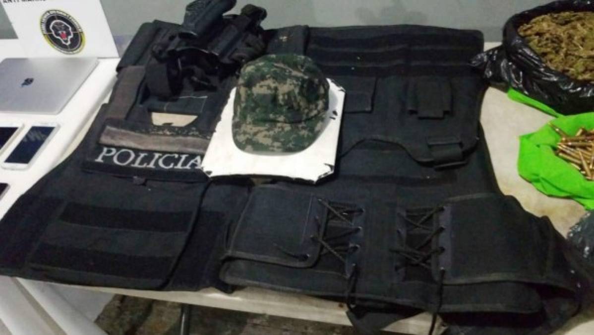 Los agentes encontraron una maleta con indumentaria policial como gorras y chalecos antibalas.