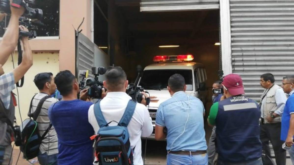 Según la versión preliminar de la Policía, las víctimas se encontraban departiendo cerca de una escuela de ese municipio, cuando de pronto llegaron individuos fuertemente armados a bordo de una camioneta y los acribillaron.