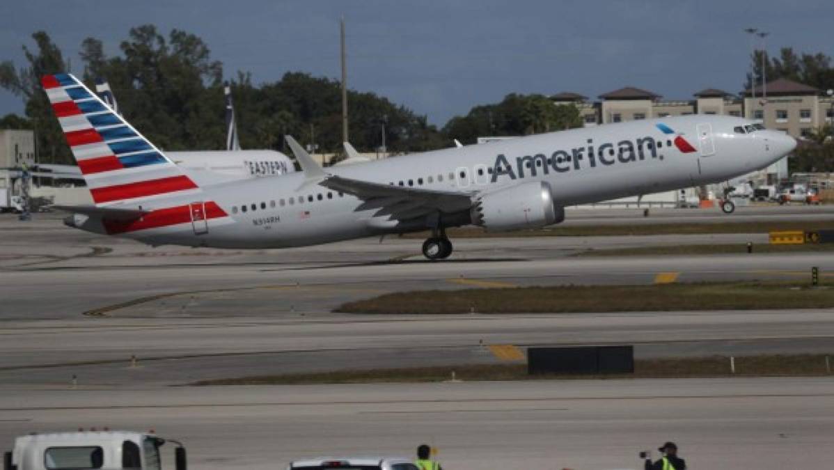 3. El primer vuelo con pasajeros de un 737 MAX une con éxito Miami con Nueva York<br/><br/>El primer vuelo con pasajeros en Estados Unidos de un Boeing 737 MAX desde que en marzo de 2019 las autoridades prohibieron que volasen después de dos grandes accidentes unió a Miami y Nueva York el martes.<br/><br/>El primero de los accidentes mortales, con 189 víctimas y cero sobrevivientes, ocurrió en octubre de 2018 en Indonesia, cuando un avión de la aerolínea Lion Air cayó al mar de Java. El segundo, que propició la prohibición a las aerolíneas de seguir usando este modelo de aeronave, se produjo en marzo de 2019 en Etiopía.