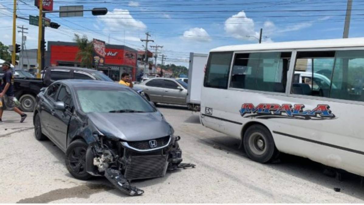 Cinco vehículos colisionaron este viernes en frente del semáforo de la entrada a la colonia López Arellanos de Choloma, Cortés.