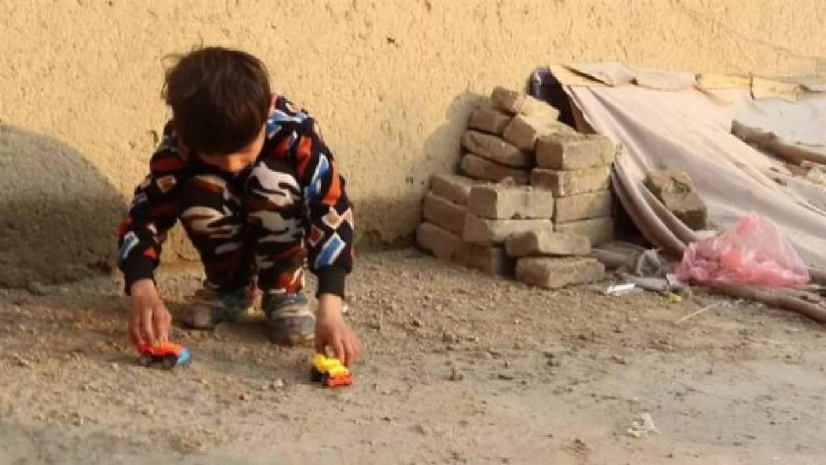 Al pequeño se le llenan los ojos de lágrimas cuando recuerda que las dos camisetas firmadas y el balón que le regaló Messi, al que llegó a conocer en 2016 en Catar, se quedaron abandonadas en su hogar.