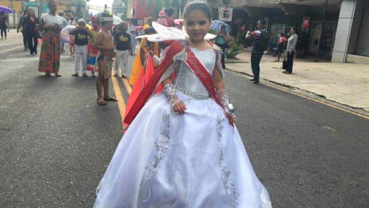 Una linda estudiante con su traje de Señorita Independencia.