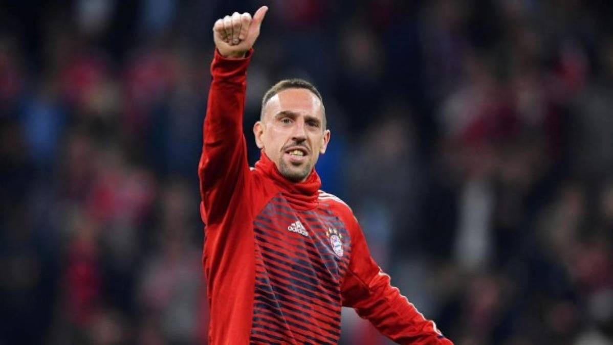 El futuro de Franck Ribéry parece ahora incierto después de los rumores que lo situaban en Arabia Saudita o Qatar. Ahora, según L'Equipe, el PSV Eindhoven podría estar detrás del delantero francés. Los holandeses han forjado en los últimos días contactos con el entorno del jugador para discutir los términos de una posible llegada. En este mes de agosto, Ribéry tendrá la opción de determinar su probable última aventura deportiva.