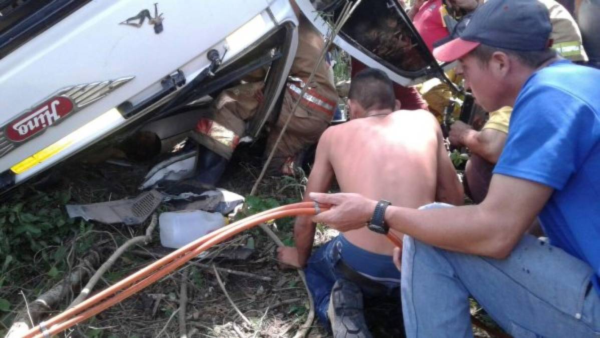 Cuatro personas quedaron atrapadas entre los amasijos de hierro de un camión que volcó en El Roblito, carretera que conduce de Comayagua a La Libertad.