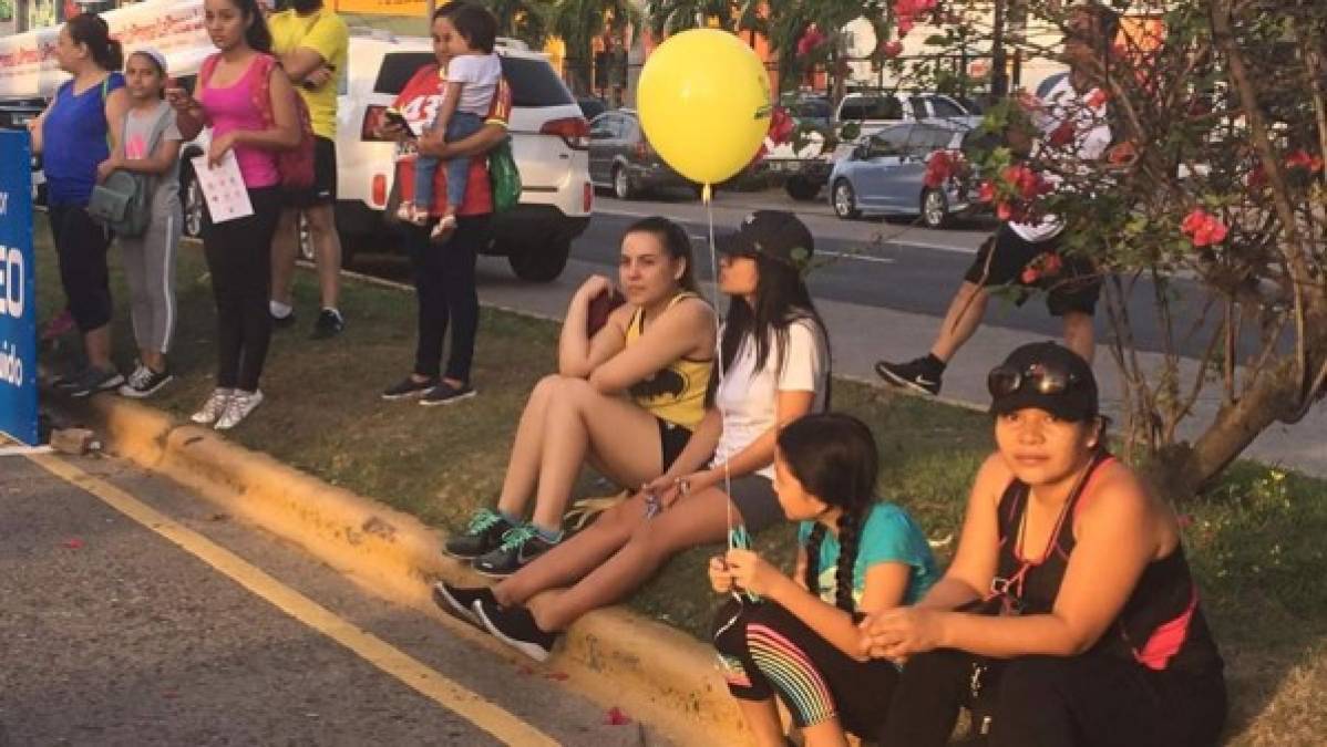 Cientos de ciudadanos llegaron antes de las 5:00 de la mañana al evento.