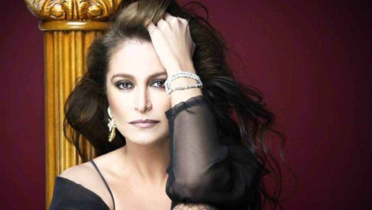 Se menciona a la cantante y actriz Daniela Romo que presuntamente tuvo una relación sentimental desde hace muchos años con Tina Galindo, una productora de teatro.