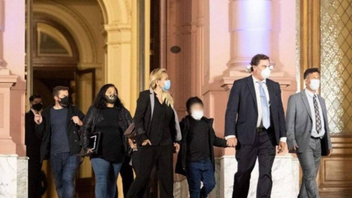 Ojeda llegó al velatorio de Maradona con visible tristeza y acompañada de la mano de su hijo Dieguito Fernando, quien a su vez tomaba de la mano a la pareja de su mamá, el abogado Mario Baudry. En absoluto silencio, los tres caminaron juntos el trayecto de entrada a la Casa de gobierno para darle el último adiós al ex futbolista.