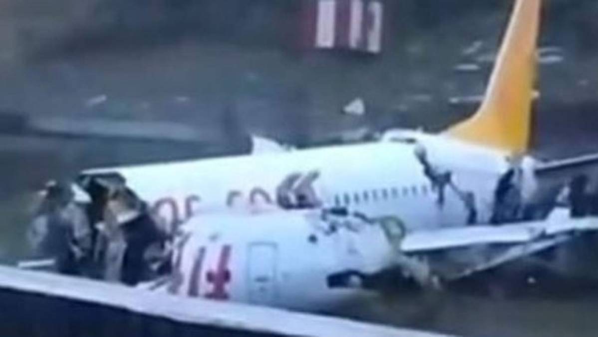El avión de la compañía Pegasus Airlines procedía de la ciudad costera de Esmirna cuando en un 'violento aterrizaje' en el aeropuerto de Sabiha Gokcen se salió de la pista en medio de fuertes vientos e intensas lluvias, informó la cadena NTV.