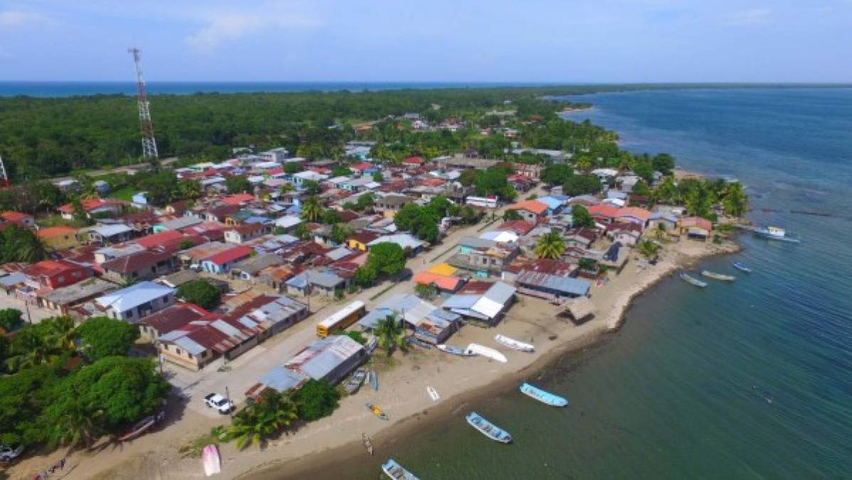 Desde las playas de arena blanca salen las lanchas para llevar a los turistas a bucear.