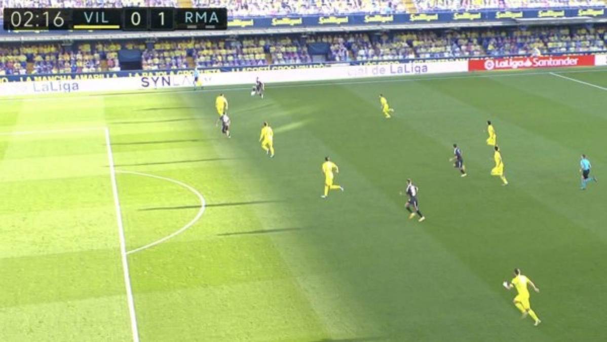 La anotación de Mariano fue revisada por el VAR después de que el asistente subiera y bajara el banderín por un fuera de juego de Lucas Vázquez, que no llegó a tocar el balón, en el rebote que se llevó Carvajal antes de asistir al ariete dominicano.