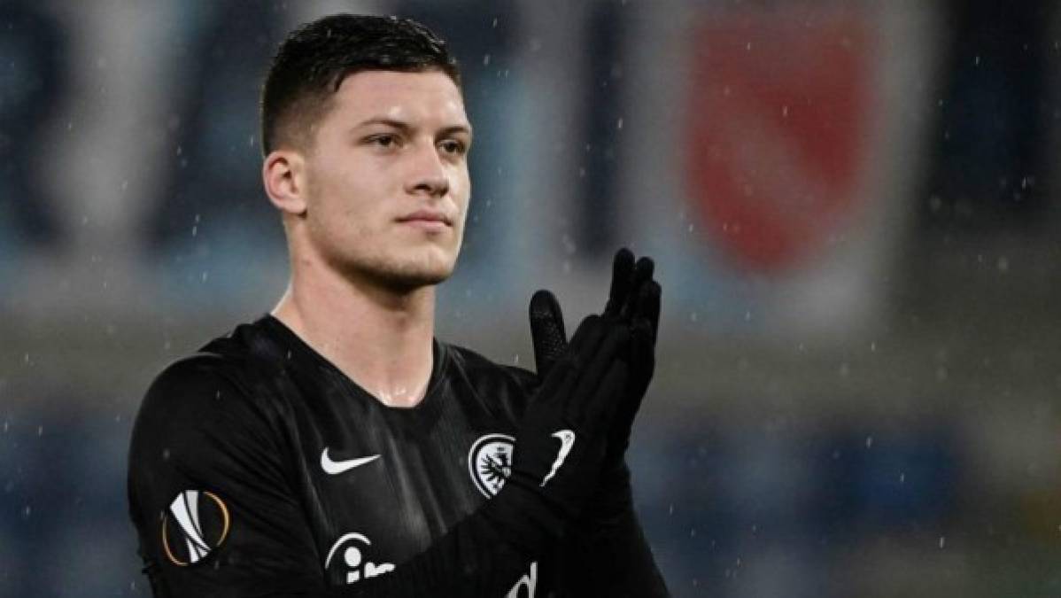 <br/>Hijo de futbolista profesional (su padre Milan era defensa y jugó, entre otros clubes, en el Partizan de Belgrado, el Spartak de Moscú, el Chernomorets o el Rostov), Jovic debutó como profesional en el Estrella Roja a los 16 años.