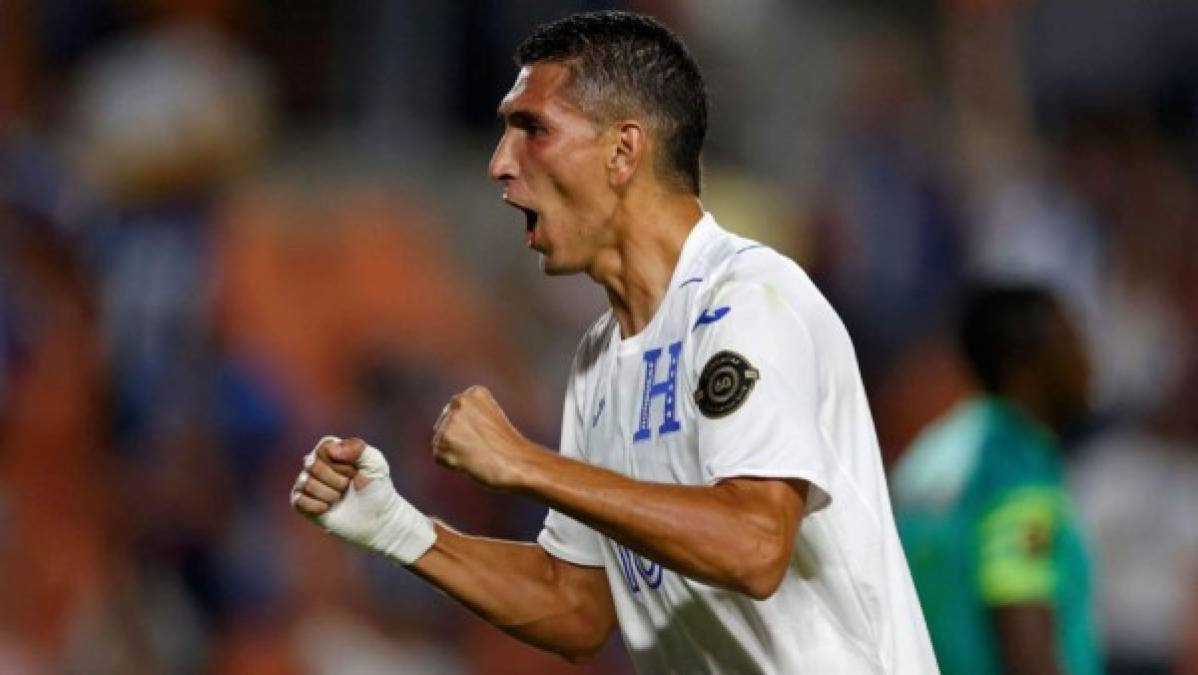 Johnny Leverón habló en la conferencia de prensa previa al partido y dijo: “Ellos no están acostumbrados al pie fuerte, al fútbol con el pie fuerte. Siempre están acostumbrados a un fútbol donde los cuidan más, donde los protegen más, donde el fútbol, por así decirlo, los van cuidando durante todas las competencias y es una circunstancia muy difícil de cambiar. No está en nosotros cambiarlo tampoco y en nuestra mente está trabajar, hacer nuestro fútbol de la manera que hemos venido jugando y es meter el pie fuerte cuando hay que meterlo y jugar cuando se puede jugar, no se puede cambiar ese tipo de cosas de la mente de otras personas”.