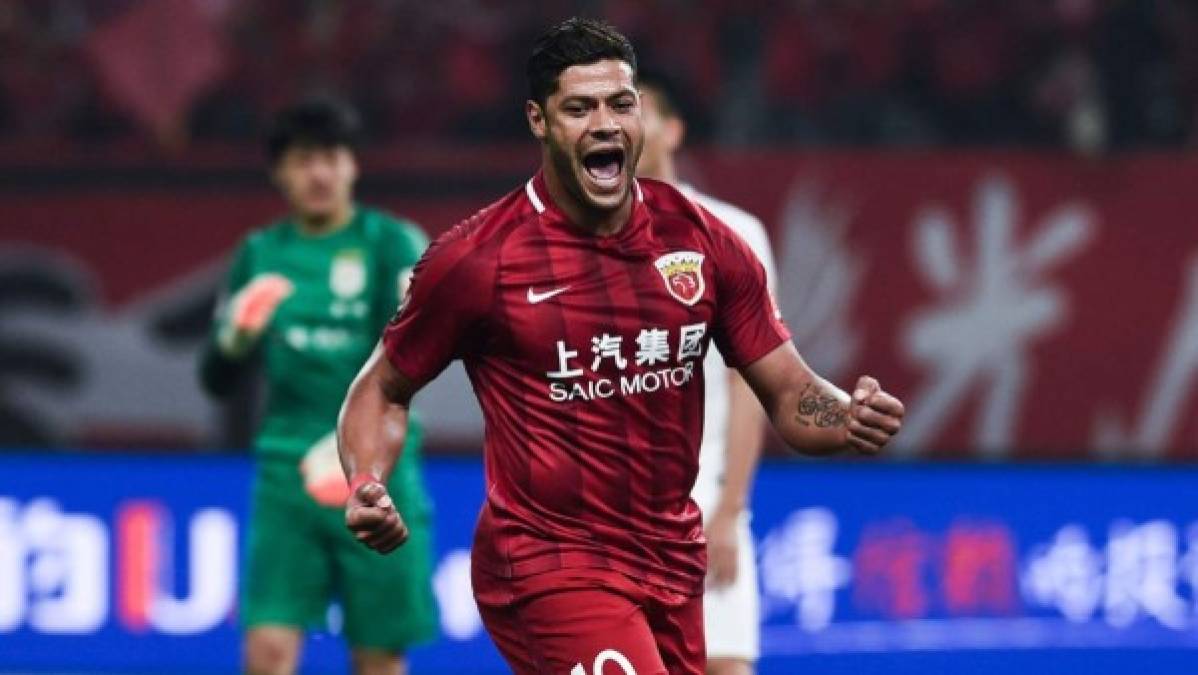 El atacante brasileño Hulk, defendiendo los colores del Shanghai, ha confirmado en unas declaraciones recientes al medio brasileño Globo que estos serán sus últimos meses en el fútbol chino.<br/><br/>“En diciembre se termina mi contrato. Ya tuvimos una reunión y le comuniqué al club que no quiero renovar. Y ahora están lloviendo propuestas de varios países que tengo que valorar. Es cierto que entre ellos hay grandes clubes en Europa, que compiten en la Liga de Campeones y también en Brasil, incluso de China, pero ya no quiero seguir jugando aquí. Estoy pidiéndole a Dios que me ayude a elegir la mejor de todas ellas y estar bien físicamente”, señaló el delantero.