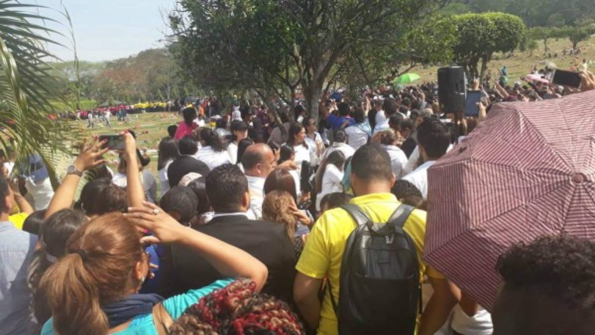 Cientos de sampedranos evangélicos acudieron al cementerio Jardines del Recuerdo para darle el último adiós a la pastora Ninoska de Ponce.