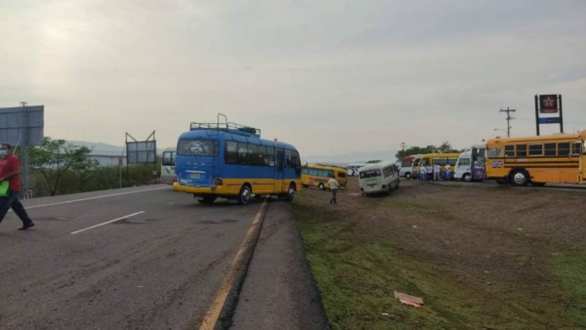 En Comayagua, zona central de Honduras, conductores, cobradores, dueños y dirigentes han obstruido el paso por la carretera CA-5, que conecta a las dos ciudades más importantes del país: Tegucigalpa y San Pedro Sula. Foto cortesía: Hondubus