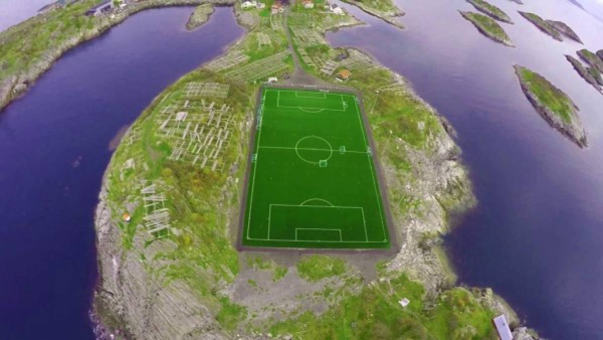 Impresionante vista del estadio de fútbol de Henningsvaer FC en las islas Lofoten, al norte de Noruega dentro del Círculo Polar Ártico.