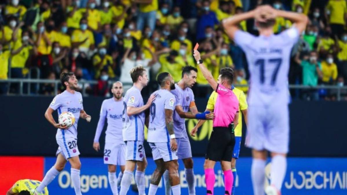 El árbitro Carlos del Cerro Grande mostrando tarjeta roja a Frenkie de Jong ante las protestas de los jugadores culés.