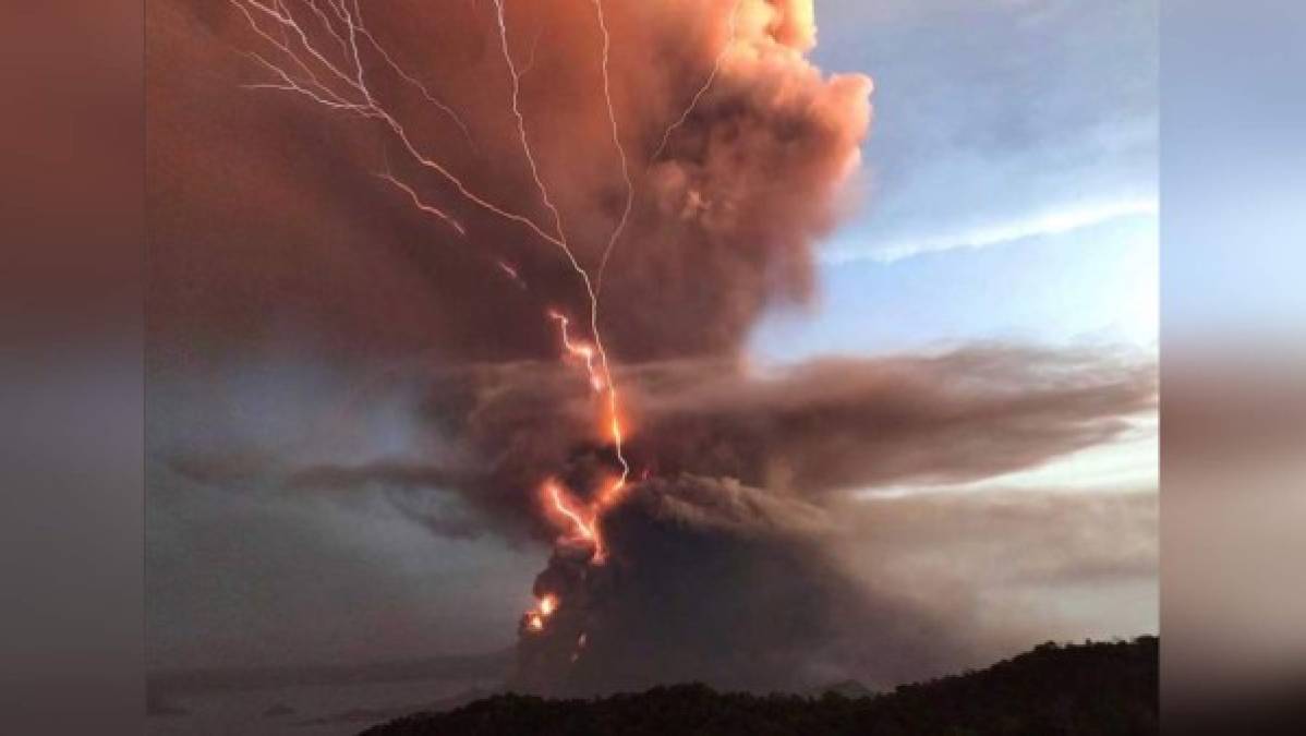 La erupción del volcán Taal en Filipinas, que esta madrugada comenzó a escupir lava, ha forzado la evacuación de más de 24,500 personas en los municipios de alrededor, mientras la ceniza alcanza Manila, a unos 60 kilómetros.