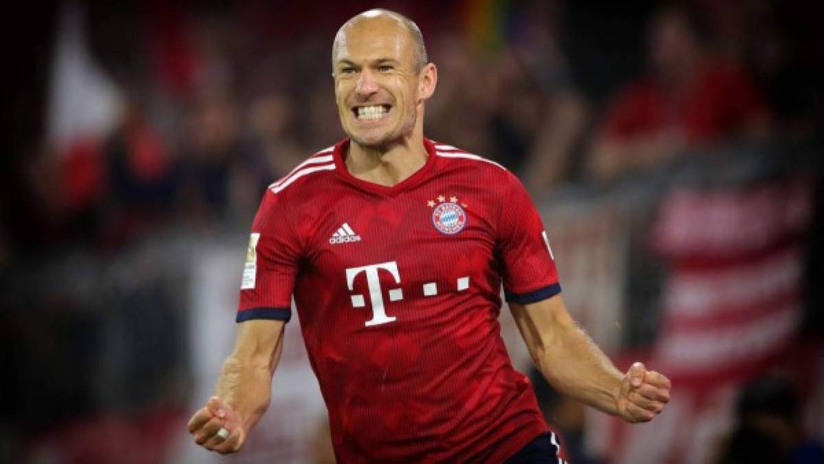 Arjen Robben podría regresar a la Premier League. De acuerdo con 'The Sun', el extremo holandés tiene varias ofertas de la MLS en Estados Unidos y una del Leicester en Inglaterra. El exjugador del Bayern volvería al país británico 12 años después.