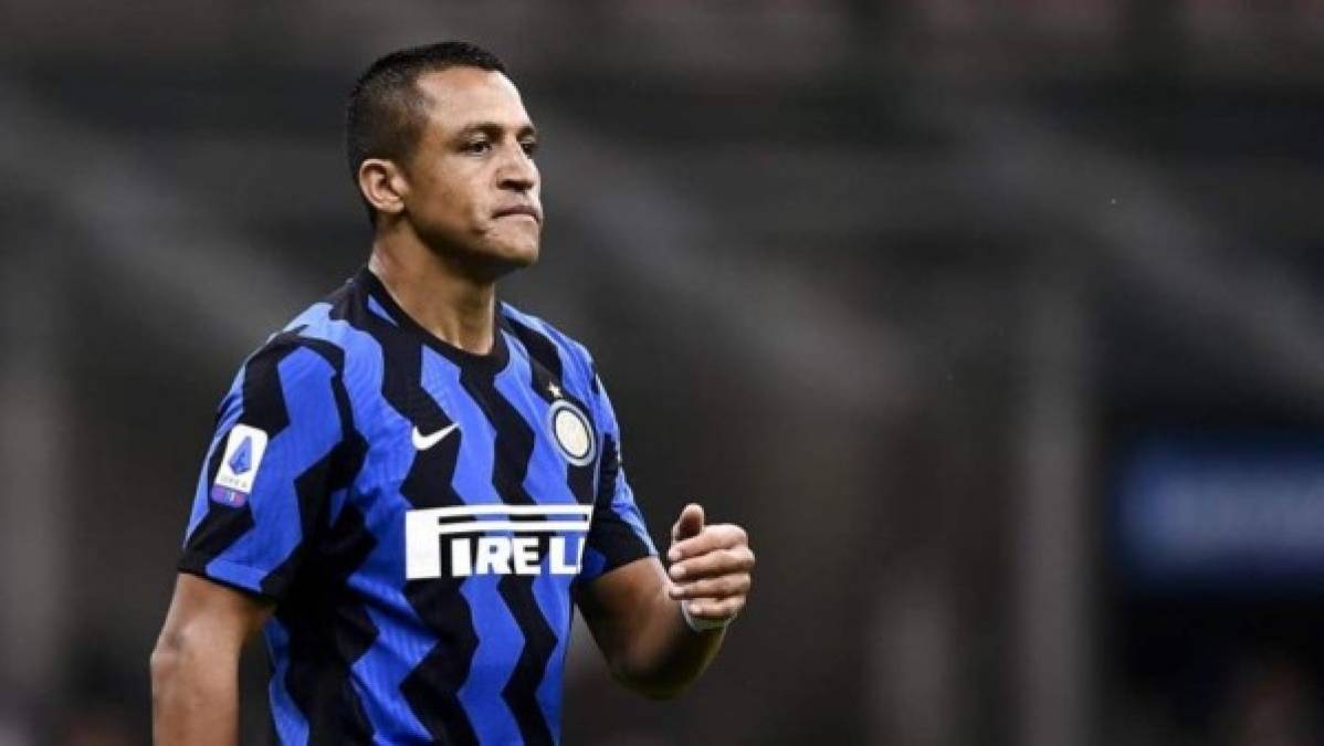 Alexis Sánchez está a punto de convertirse en jugador del Inter de Milán a todos los efectos, una vez que se cierre su salida del Manchester United, club con el que le quedaban dos años de contrato. El equipo italiano no pagaría un euro por su traspaso y firmaría al extremo por tres temporadas, con un sueldo muy inferior al del United: siete millones de euros por 15 que cobraba en Inglaterra.