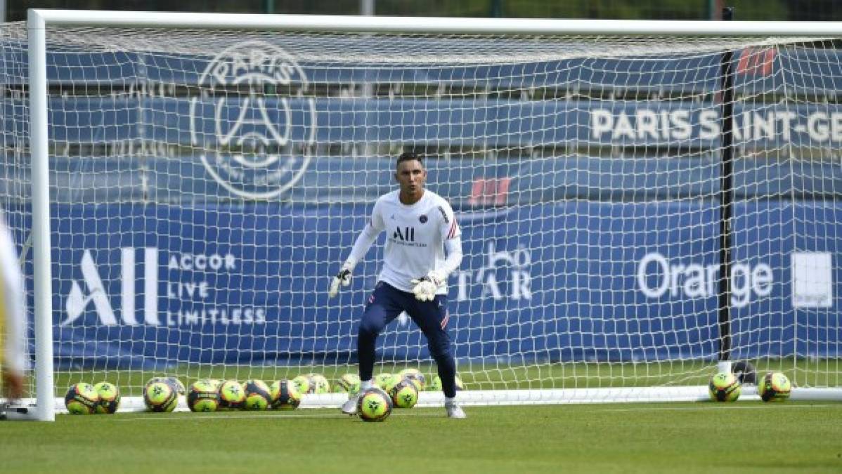 El portero costarricense Keylor Navas entrena a tope con el París Saint Germain.