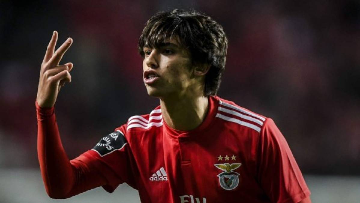 El Benfica pone una condición para la salida de Joao Félix. Según el Sunday Mirror, el presidente del club luso Luis Filipe Vieira exige que se lo dejen cedido la próxima temporada. Los dos equipos de Manchester mantienen un pulso por fichar al joven delantero portugués.