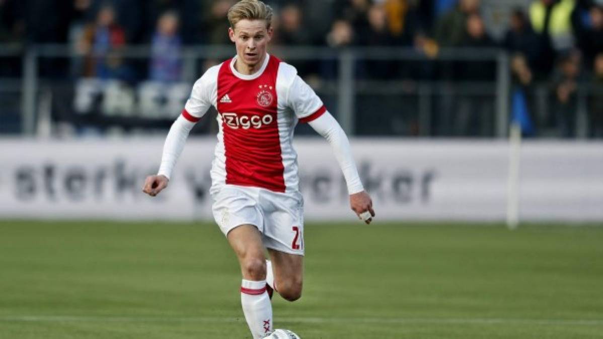 A pesar del interés del Paris Saint Germain o el Manchester City, Frenkie de Jong, centrocampista holandés del Ajax de Amsterdam, y considerado como una de las grandes promesas del fútbol mundial, tiene claro que desea jugar la proxima temporada en el FC Barcelona, el cual tiene a tiro su fichaje. El jugador holandés, según informa Mundo Deportivo, le ha comunicado al Ajax de Amsterdam que facilite su salida este verano para poner rumbo a Barcelona. La idea del cuadro azulgrana es ofrecer entre 20 y 25 millones de euros por el centrocampista de 21 años. Foto Twitter