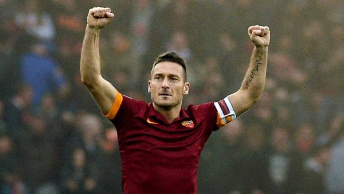 El emblemático capitán del conjunto romano parece que ha tomado una decisión vital sobre su futuro. Según 'Il Corriere dello Sport', Totti se retira del fútbol en activo y podría ser asistente de Eusebio Di Francesco en el banquillo giallorosso. La legenda italiana aclarará todos los detalles durante los próximos días.