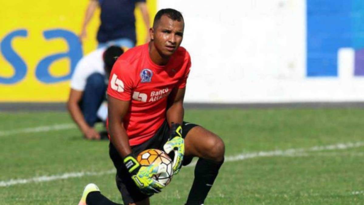 Donis Escober: Al experimentado portero se le venció su contrato en Olimpia y de momento su futuro es incierto. El arquero medita retirarse del fútbol de no llegar a un acuerdo con el club olimpista.