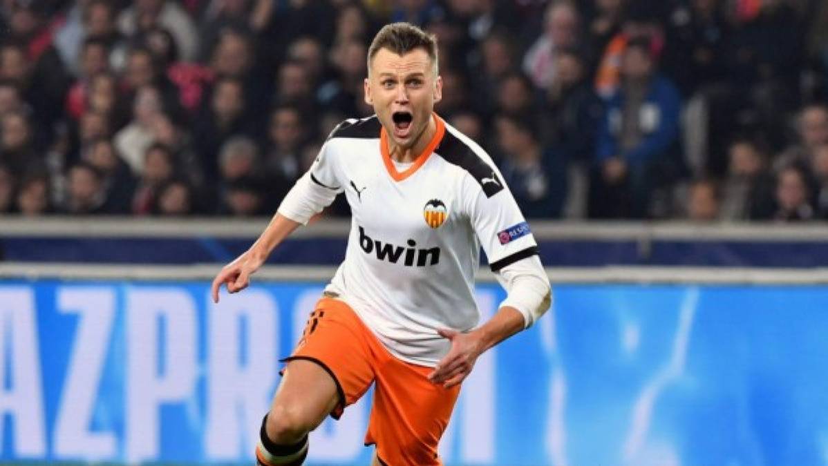 Según informan desde Rusia, el Zenit de San Petersburgo se encuentra muy cerca de repatriar a Denis Cheryshev. El fichaje podría cerrarse en alrededor de cinco millones de euros, ya que el extremo hipano-ruso, con contrato con el Valencia hasta 2022, tiene el cartel de transferible en el equipo ché.