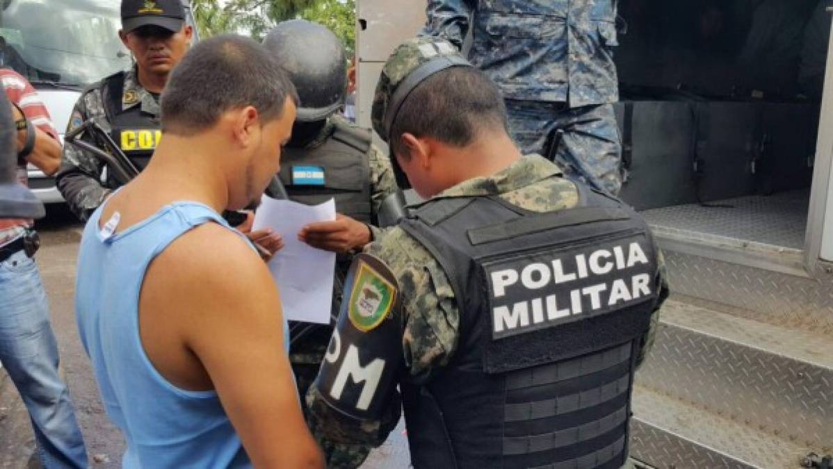Policías militares revisan los documentos de unos de los reos trasladados a cárcel El Pozo.