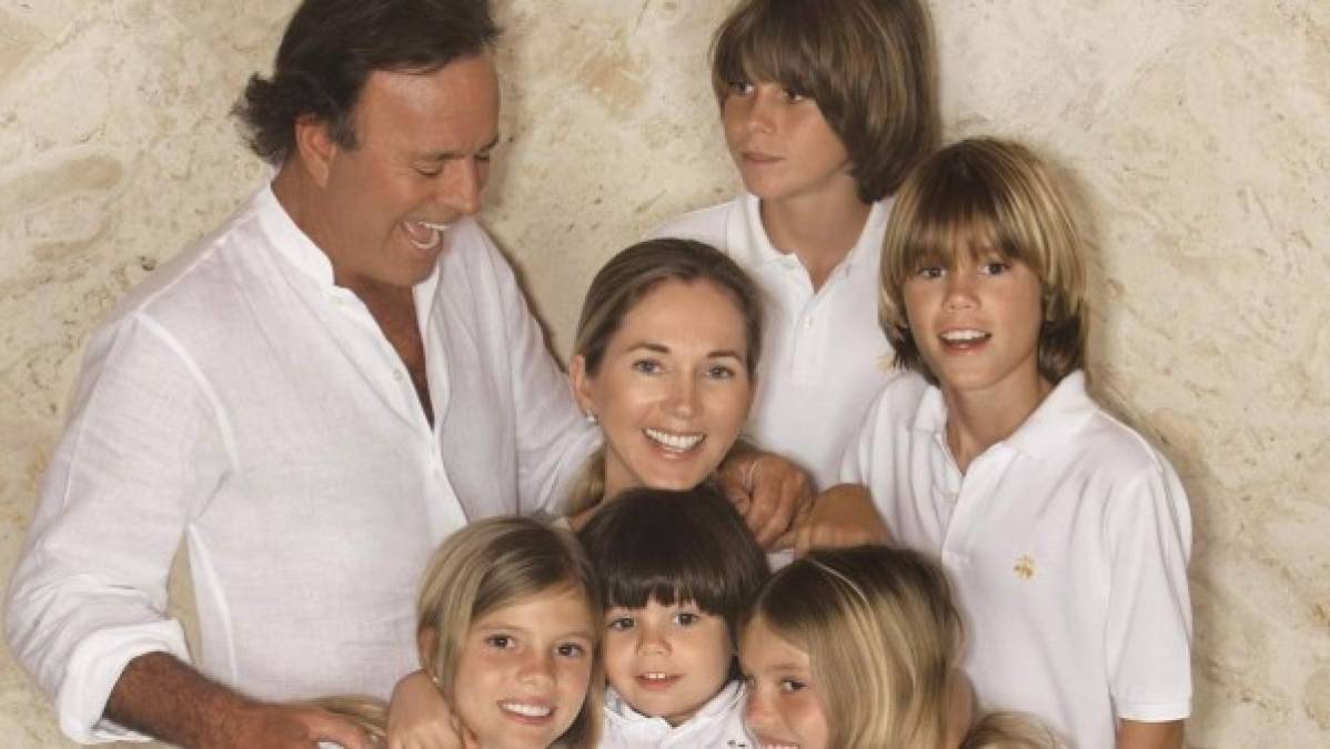 Su otros cinco hijos vinieron con su segunda y actual pareja, la holandesa Miranda Rijnsburger, con quien procreo a Miguel Alejandro, Rodrigo, Victoria, Cristina y Guillermo Iglesias Rijnsburger.