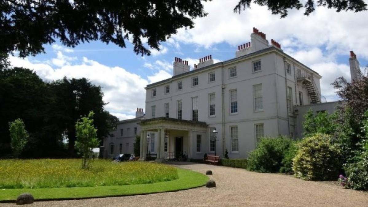 Su nombre, Frogmore House, se inspiró por la gran cantidad de ranas que prosperan en el campo bajo y pantanoso de Berkshire que lo rodea.<br/><br/>Hasta ahora la casa se abría al publico unas cuantas veces al año, con la mudanza de los duques de Sussex esto podría cambiar.