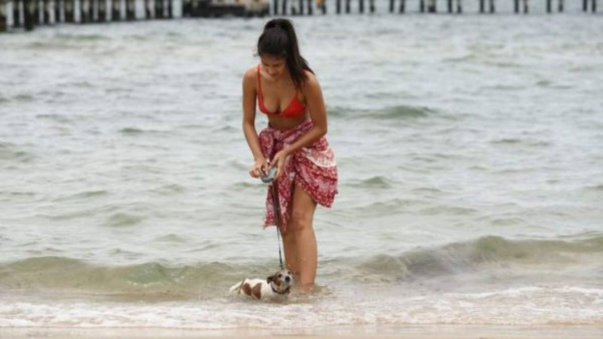 Cientos de habitantes de Sídney invadieron las playas de la ciudad, buscando refrescarse.