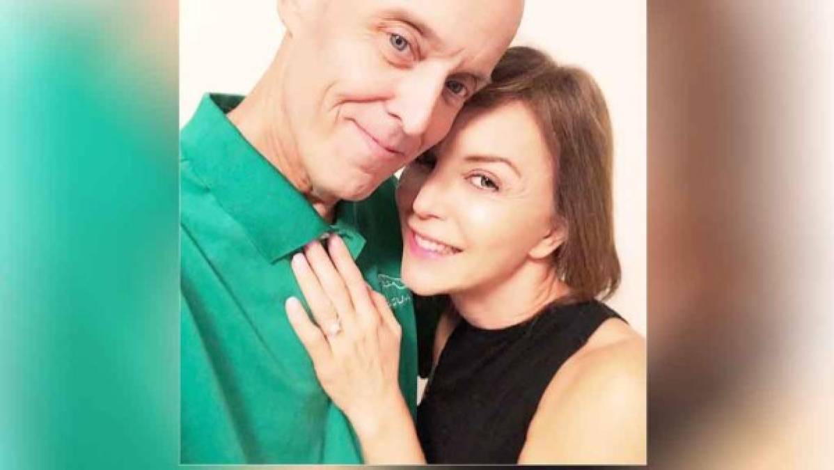 Laura Flores, de 55 años; sorprendió a todos al compartir en sus redes una foto junto a su novio, el estadounidense Matthew Flannery, también de 55, presumiendo el anillo de compromiso que éste le dio.
