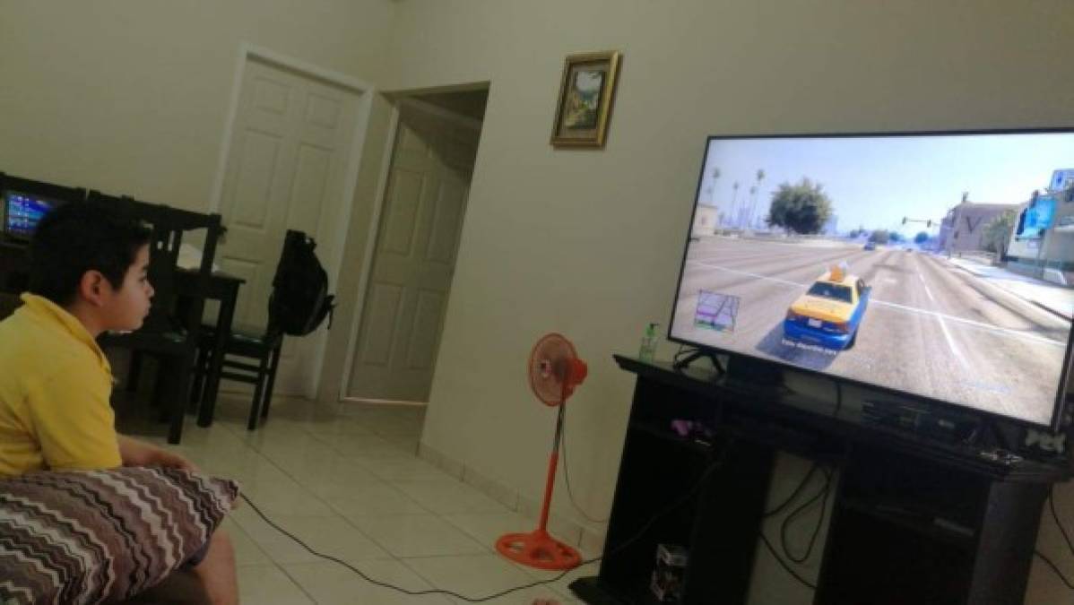 Más de dos millones de estudiantes del sector público y privado del país en todas sus escalas aguardan en casa, y algunos han optado por volverse expertos en videojuegos.