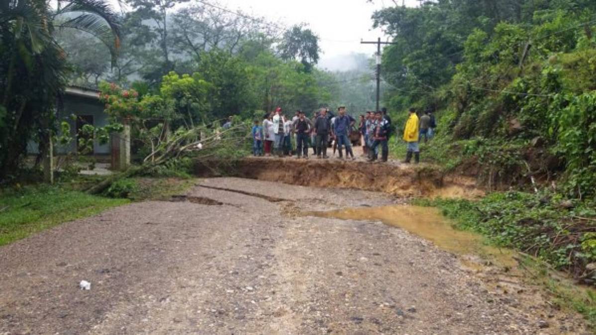 Momentos de terror vivieron los habitantes de la aldea La Fe, en Santa Cruz de Yojoa, tras activarse una falla geológica que destruyó decenas de casas y dejó incomunicada a esta comunidad tras las fuertes lluvias derivadas de la tormenta Iota.