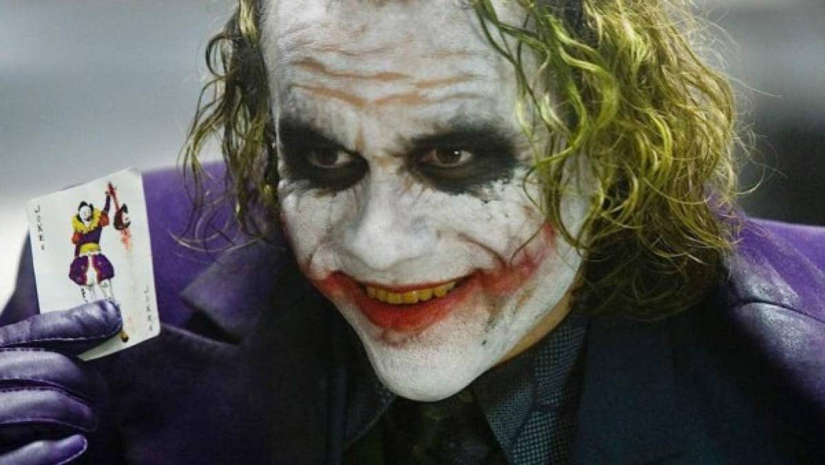 3. Heath Ledger, el Joker psicótico<br/>El Joker en The Dark Knight (2008) fue una desviación de la tradición establecida desde hace mucho tiempo. <br/><br/>Desde 'El hombre detrás de la capucha roja' en Detective Comics (Volumen 1) # 168 (febrero de 1951), sabíamos que The Joker tenía la piel blanca pálida debido a un baño químico que tomó escapando de Batman.<br/><br/><br/>