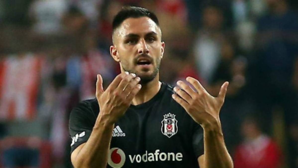 El Besiktas ha anunciado que el defensa catalán Víctor Ruiz ha rescindido su contrato de manera unilateral. El central ha sufrido impagos durante tres meses por parte del club turco y ha decidido poner fin a la aventura otomana.