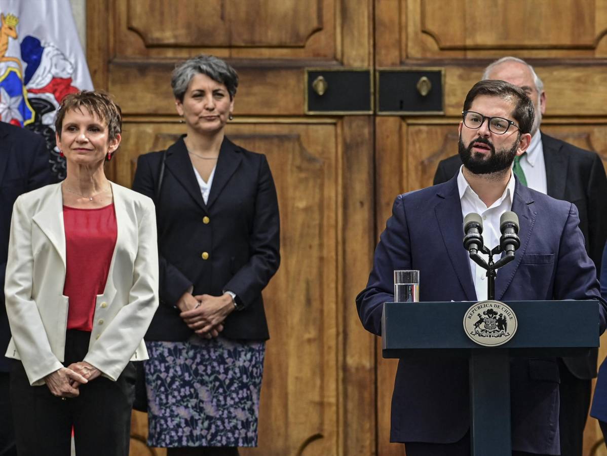 Boric gira a la centroizquierda en cambios de Gabinete tras rechazo a la nueva Constitución