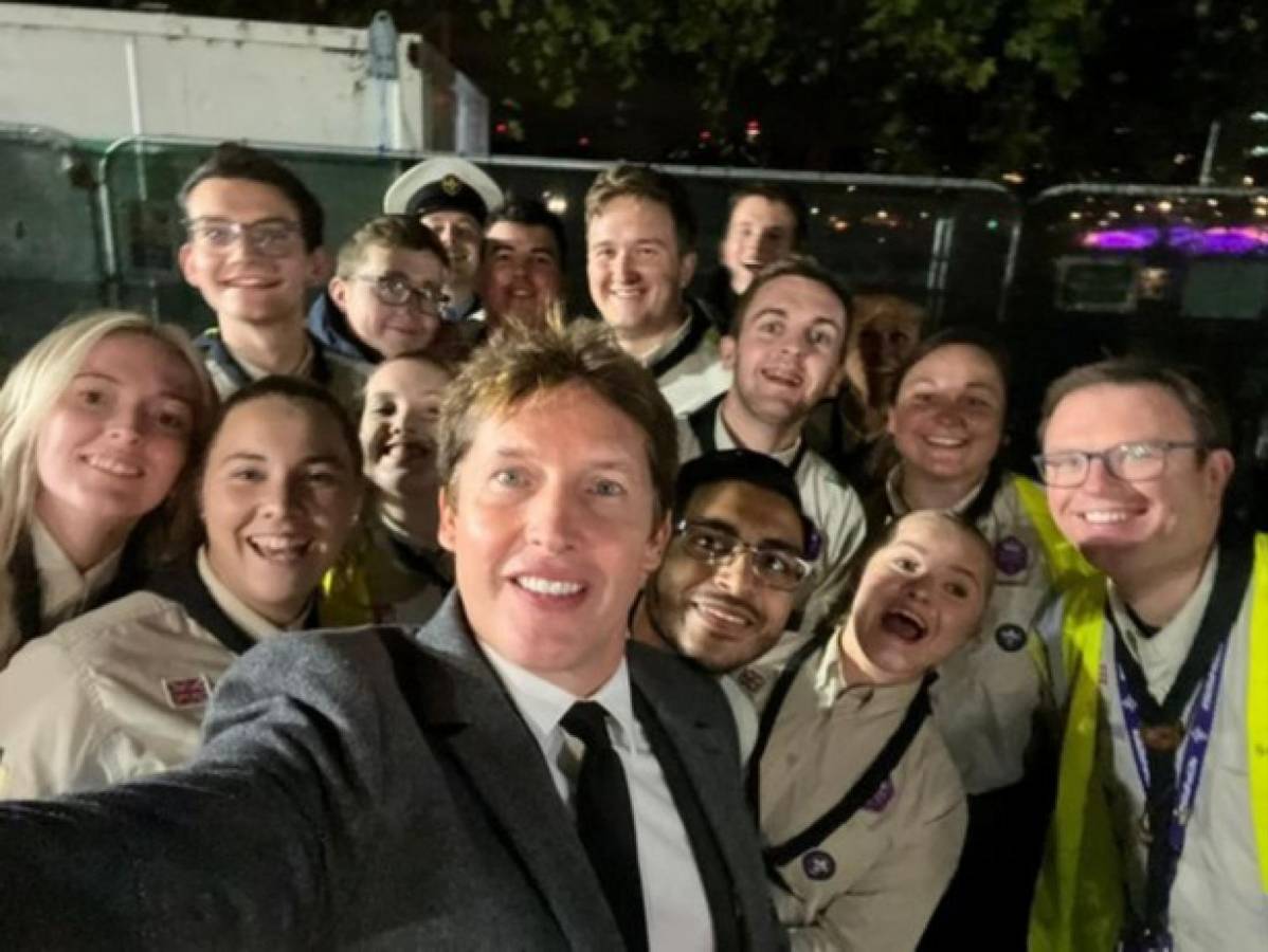 James Blunt se tomó selfies con algunos fans mientras hacía fila para entrar y dar el último adiós a la reina Isabel II.