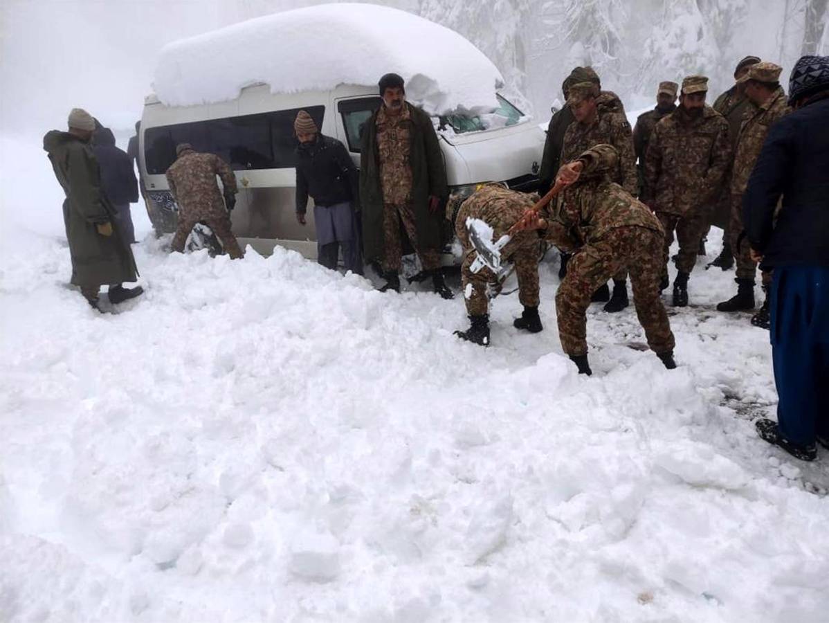Al menos 21 personas mueren atrapadas en coches por tormenta de nieve en Pakistán