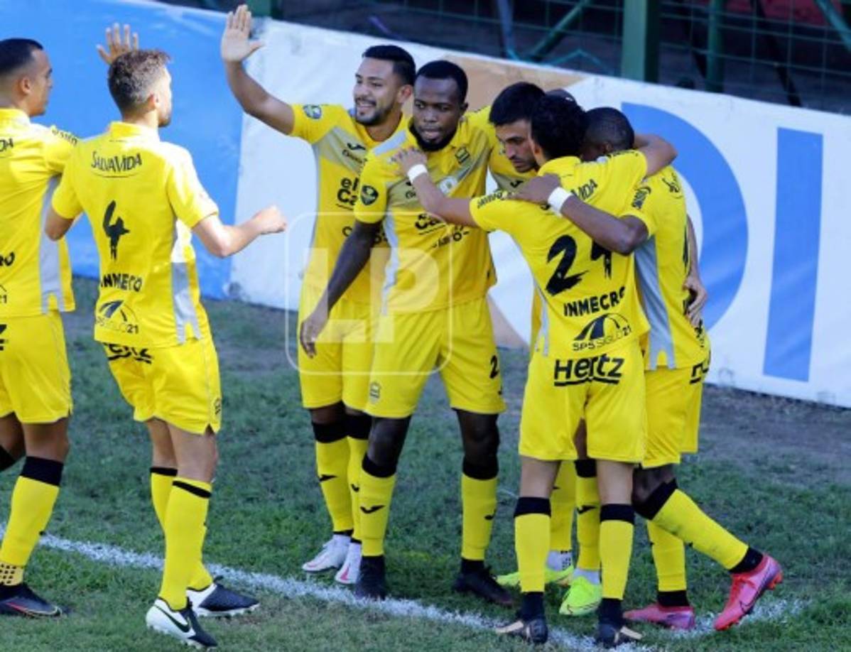 Los jugadores del Real España celebrando el gol de Ramiro Rocca.