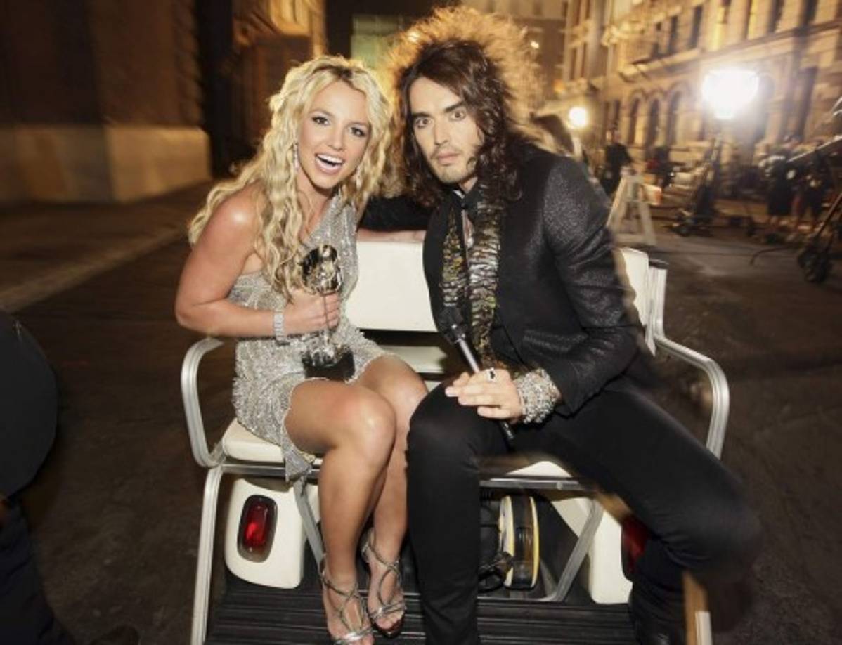 Britney Spears junto a Russel Brand.