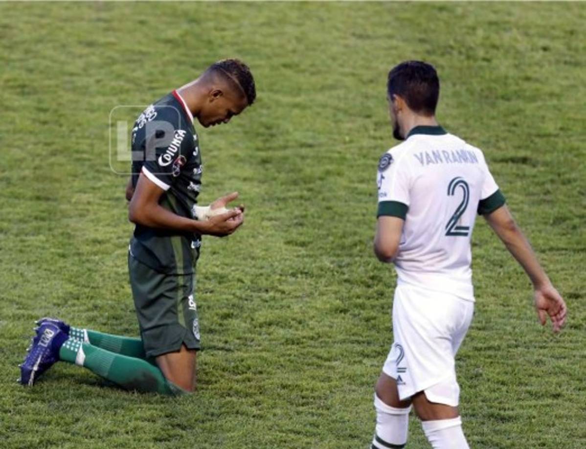 Kervin Arriaga agradeció a Dios al final del partido y así fue captado.