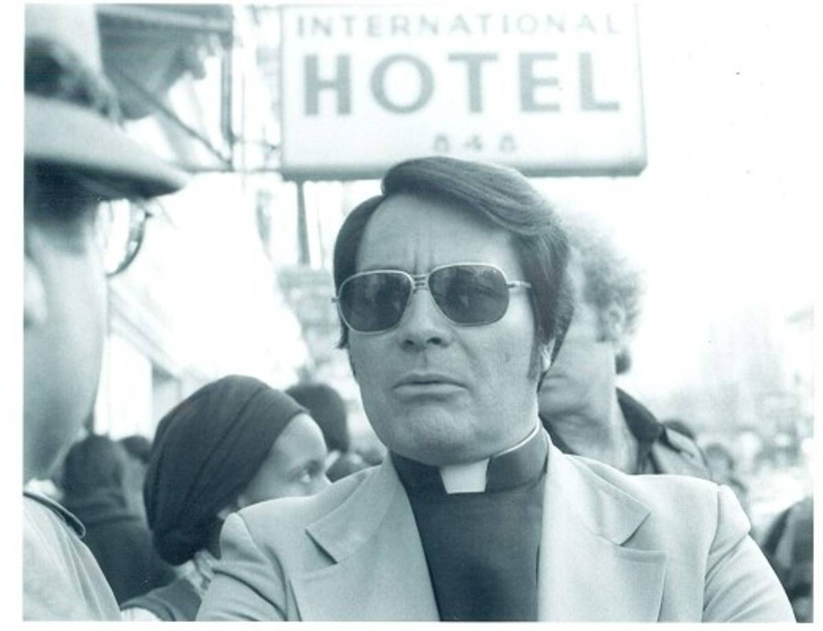 Jim Jones (1931-1978) fue un religioso estadounidense, líder y fundador del Templo del Pueblo. Primero fue protestante, luego expuso ser la reencarnación de Jesús, Akenatón y Buda. En 1978, una vez radicado en Jonestown, Guyana, a donde huyó de Estados Unidos, organizó un suicidio colectivo el 18 de noviembre, en el lugar murieron más de 900 personas que ingirieron cianuro