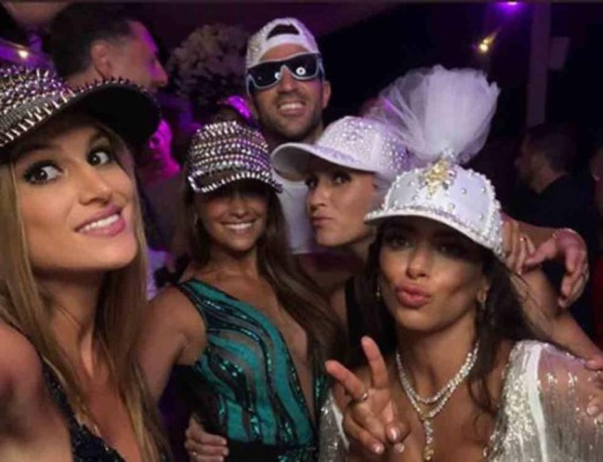 Cesc Fàbregas y Daniella Semaan junto a sus amigas en la fiesta.
