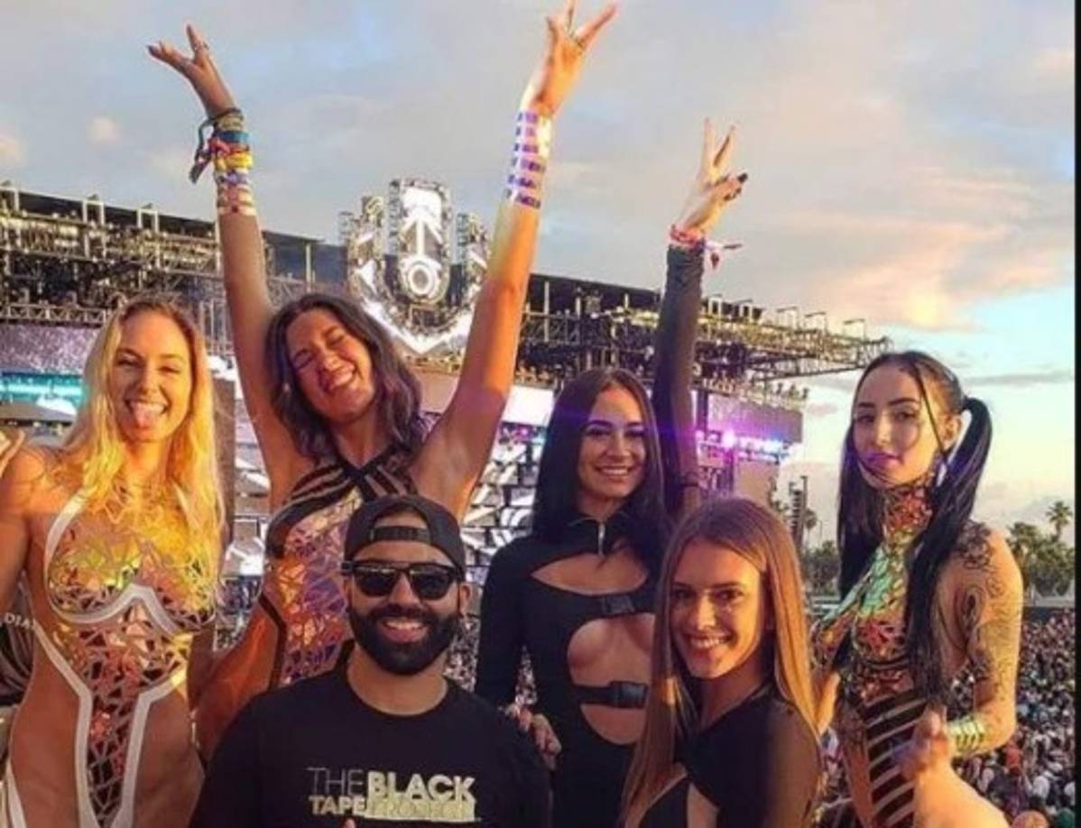 El creador de esta loca moda es Joel Álvarez, conocido como 'The King of Tape' (El Rey de la Cinta).<br/><br/>Aunque el también fotógrafo produce los diseños desde el año 2008, no fue hasta 2019 que sus extravagantes bikinis se colaron en Coachella o en el festival Ultra de Miami y se convirtieron en un éxito rotundo.<br/><br/>